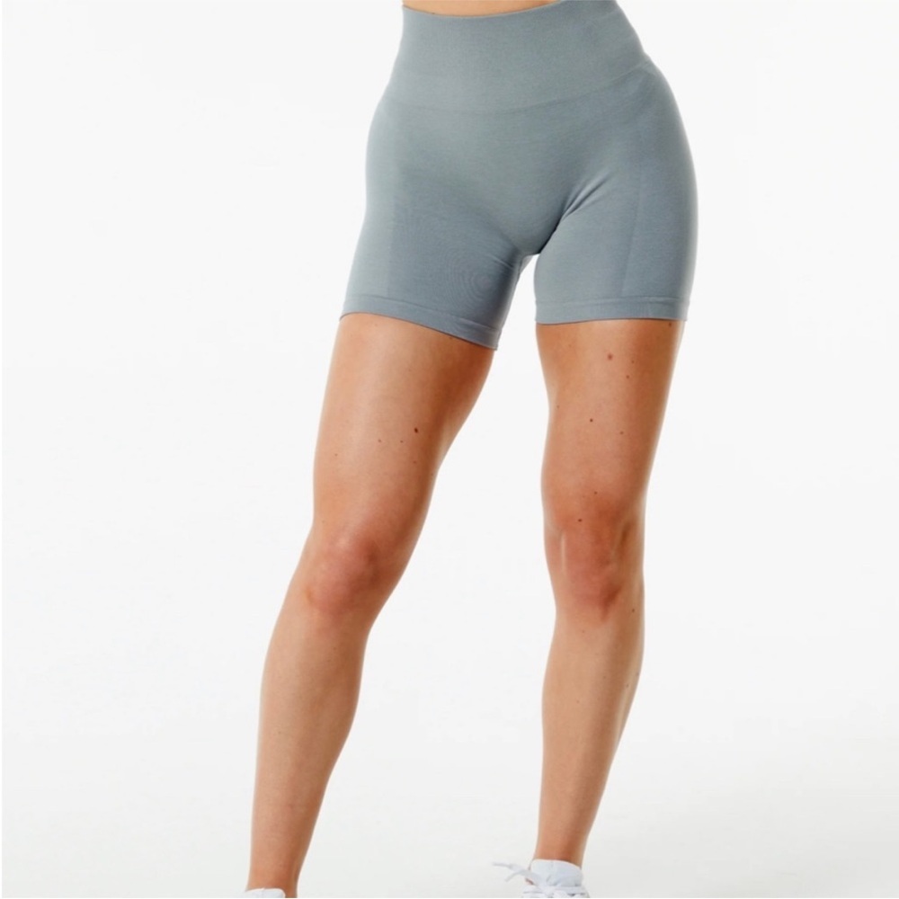 Alphalete Amplify Short 4.5" - Utility Grey - Picture 3 of 5